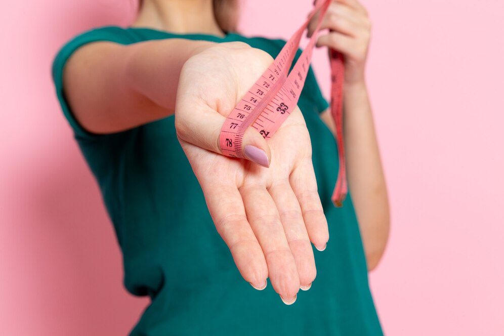 شد ترهلات الذراعين 4 front view young female holding waist measure pink wall beauty sport exercise athlete workouts slim 140725 65160